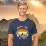 Viagem de Estrada de Montanha Sunset para Reunião<br><div class="desc">Este pôr do sol laranja legal sobre montanhas rochosas na natureza faz uma imagem excelente para um conjunto de t-shirts de combinação tripla personalizadas para uma reunião familiar, viagem de ida e volta ou férias de verão. Comemore sua semana de feriado com camisetas correspondentes para mãe, pai, irmão e irmã....</div>