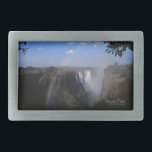Victoria Fall 2<br><div class="desc">Victoria Falls 2 impressões e presentes horizontais apresentam uma bela fotografia colorida de Victoria Falls ou Mosi-o-Tunya (a fumaça que Thunders) com um arco-íris sendo lançado em um brilhante céu azul de África, tirado por Kurt Keller com uma câmera de 35 mm no Zimbábue, em um Safari Africano. Victoria Falls...</div>