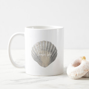Vida Shell da praia com a caneca de café da