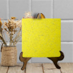 Vidro Amarelo Brilhante Textura Moderna Simples<br><div class="desc">Este azulejo cerâmico de aspecto esmaecido tem uma fissura falsa sobre um fundo amarelo brilhante. Parece uma peça feita à mão,  com artesanatos decorativos,  mas simples e neutro. Perfeito como sotaque sozinho ou combinado com outros motivos de azulejo em uma instalação de backsplash. Arte e design de Tuzi Williams.</div>