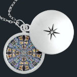 Vidro Estreitado Caleidoscópio7 Colar<br><div class="desc">Design de caleidoscópio maravilhoso criado de uma fotografia de uma bela janela de vidro manchado em Nossa Senhora da Vitória Basilica em Lackawanna, Nova York. ( Para mais informações sobre esta incrível Basilica, visite: www.OurLadyofVictory.org )</div>