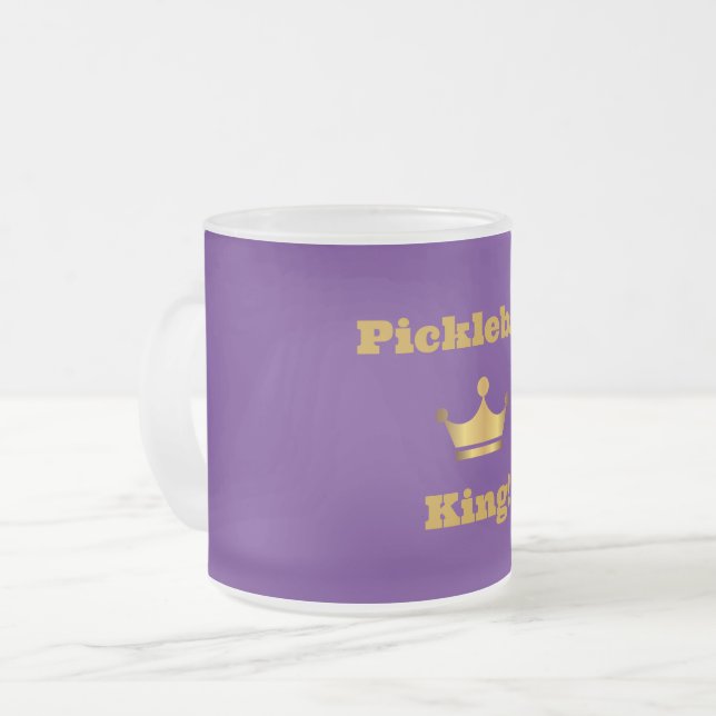 Vidro Jateado Pickleball King - caneca de café roxa e dourada (Frente Esquerda)