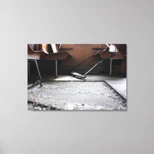 Vidro partido na Canvas do comboio abandonada no s