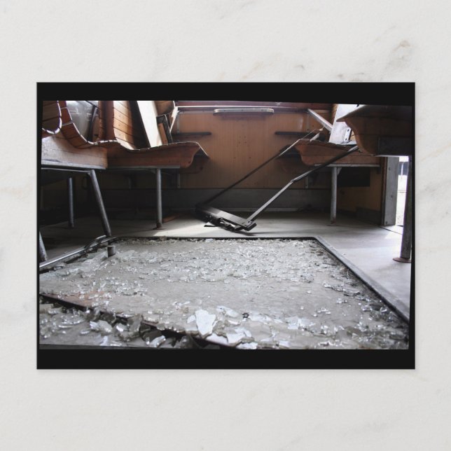 Vidro partido no cartão postal do comboio abandona (Frente)