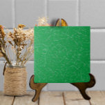 Vidro Verde Brilhante Textura Moderna Simples<br><div class="desc">Este azulejo cerâmico de aspecto de vidro estalado tem uma fissura falsa sobre um fundo verde brilhante de giz primitivo. Parece uma peça feita à mão, com artesanatos decorativos, mas simples e neutro. Perfeito como sotaque sozinho ou combinado com outros motivos de azulejo em uma instalação de backsplash. Arte e...</div>