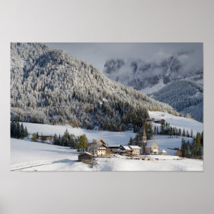 Vila alpina pequena no poster da neve