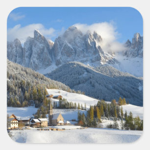 Vila das dolomites na etiqueta do inverno