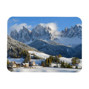 Vila das dolomites no ímã retangular do inverno