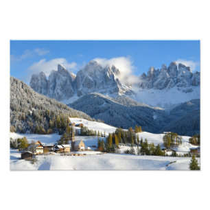 Vila das dolomites no impressão da foto do invern
