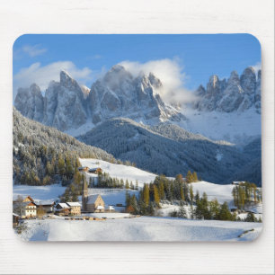Vila das dolomites no mousepad do inverno