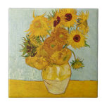 Vincent Van Gogh 12 Girassóis Impressionista<br><div class="desc">O vaso de Vincent Van Gogh com 12 girassóis é uma das famosas séries de girassóis de Van Gogh. Esta pintura de girassóis faz parte do segundo conjunto de belas pinturas impressionistas de girassóis, criadas por ele em 1888. Os girassóis são amarelos contra um fundo azul claro. Assim como em...</div>