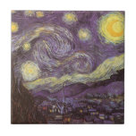 Vincent van Gogh - Noite Estrelada<br><div class="desc">Starry Night (1889), por Vincent van Gogh, é um apos impressionismo de pintura paisagística de arte. Uma vista de uma cidade num vale à noite com as nuvens a girar, as estrelas a brilhar e uma bela lua ouro amarela. Foi pintado durante o dia pela memória e é a pintura...</div>