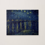 Vincent Van Gogh Starry Night no Quebra-cabeça Rho<br><div class="desc">A pintura foi criada na França às margens do Rio Rhone. Ele havia se tornado mais isolado do que nunca porque ele não conseguia encontrar nenhum outro artista para falar sobre sua arte. A Noite Estrelada no Ródano é uma das pinturas mais conhecidas de Vincent Van Gogh porque ela captura...</div>