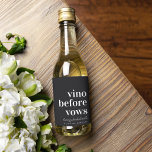 Vino Antes da Vows Festa de solteira do País do Vi<br><div class="desc">Faça a festa começar no seu final de semana da despedida de solteira do país de vinho com essas lindas etiquetas de vinho personalizadas. A etiqueta preta suave apresenta "vino Before vows" em caracteres serif clássicos com seu evento ou nome de ocasião por baixo em script cursivo manuscrito. Personalize com...</div>