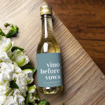 Vino Antes da Vows Festa de solteira do País do Vi<br><div class="desc">Faça a festa começar no seu final de semana da despedida de solteira do país de vinho com essas lindas etiquetas de vinho personalizadas. O rótulo azul-lacre empoeirado apresenta "vino antes dos votos" em caracteres serif clássicos com seu evento ou nome de ocasião por baixo em script cursivo manuscrito. Personalize...</div>