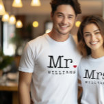 Vintage Black Personalised Wedding Monograma<br><div class="desc">Camisa de sobrenome personalizada para o Sr. ou Future Sr. Features vintage texto estilo máquina de escrever em preto com sotaque cardíaco vermelho. Visite a nossa loja para a camisa da Sra...  que fazem um presente de casamento único,  e perfeito para vestir na lua de mel!</div>