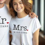 Vintage Black Personalised Wedding Monograma<br><div class="desc">Camisa de sobrenome personalizada para a Sra. ou Future Sra. Recursos texto de estilo de máquina de escrever em preto com sotaque cardíaco vermelho. Visite a nossa loja para a camisa do Sr.,  que faz um presente de casamento único,  e perfeito para o casal vestir na lua de mel!</div>