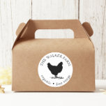 Vintage Fazenda de ovos frescos Vintage Adesivo re<br><div class="desc">Atualize sua fazenda de casa ou família com este adesivo redondo clássico com uma ilustração de frango vintage. Personalize com seu próprio nome de família e certifique-se de fazer check-out de nossa loja para obter mais itens desta coleção e escolher entre diferentes cores que atendam às suas necessidades.</div>
