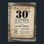 Vintage rústico do convite do aniversário de 30<br><div class="desc">Surpreenda o convite rústico do aniversário de 30 anos com fundo de madeira rústico. País retro do vintage. Aniversário adulto. Aniversário masculino dos homens ou das mulheres. Miúdos menino ou senhora Adolescente Adolescente Bday Convite da menina. 13o 15o 16o 18o 20o 2ø 30o 40th 50th 60th 90 100th do 80...</div>