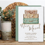 Vintage Suitcases | Anúncio de mudança<br><div class="desc">Anuncie seu novo endereço residencial aos seus amigos e família com nosso cartão de anúncio de cores d'água. O design apresenta as malas castanho-d-água e azul-lacrimogêneo definidas sobre um fundo creme de textura aquosa com "Nós nos movemos" em uma fonte moderna manuscrita. Fácil de personalizar com seu novo endereço, telefone...</div>