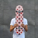 Vintage Tocando Cartões Cores skate<br><div class="desc">Um skate agradável com as famosas cores das cartas de jogar no estilo vintage e em forma de cruz incluindo o coração, espadas, diamantes e trevo dos amantes dos jogos de cartas: cavalgar e jogar!</div>