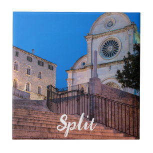 Visão noturna das escadas e da igreja em Split, Cr