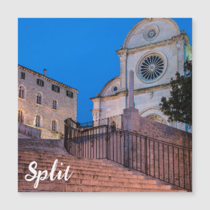 Visão noturna das escadas e da igreja em Split, Cr