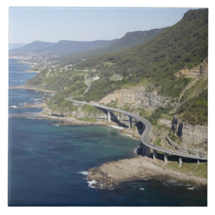 Vista aérea da Sea Cliff Bridge perto de Wollongon