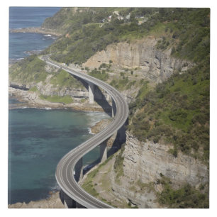 Vista aérea da Sea Cliff Bridge perto de Wollongon