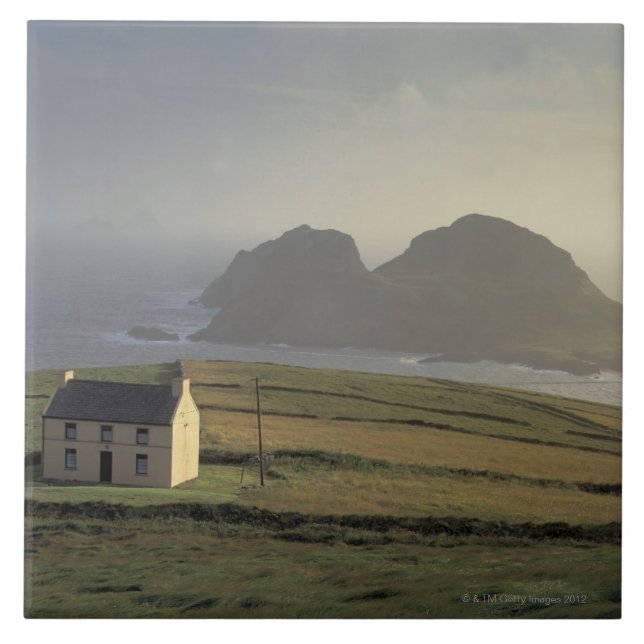 vista aérea de uma casa de campo em um monte pelo (Frente)