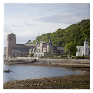 Vista costeira com edifícios históricos, Oban,