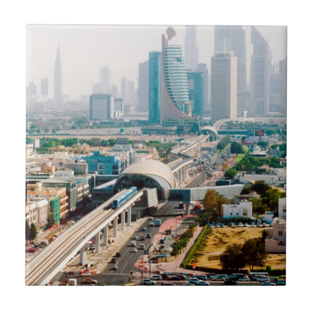 Vista da linha de metrô e dos arranha-céus da cida (Frente)