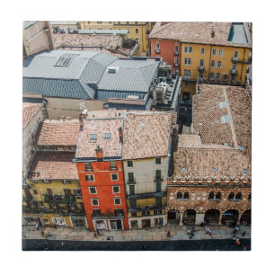 Vista de cima de fachadas coloridas de edifícios
