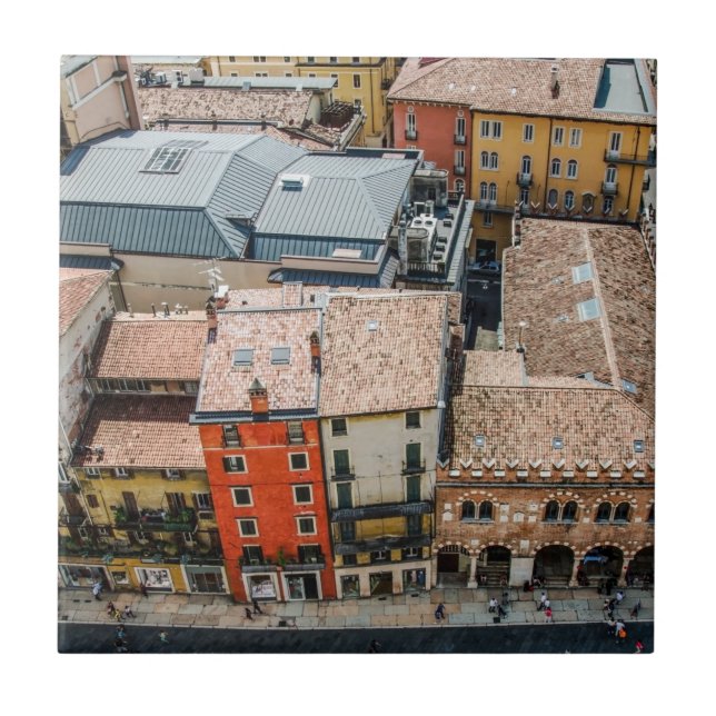 Vista de cima de fachadas coloridas de edifícios (Frente)