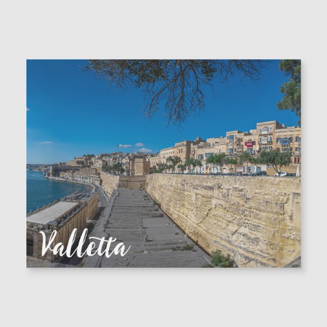 Vista do muro da cidade e do porto de La Valetta (Frente)