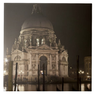 Vista noturna através da água de San Giorgio Mag