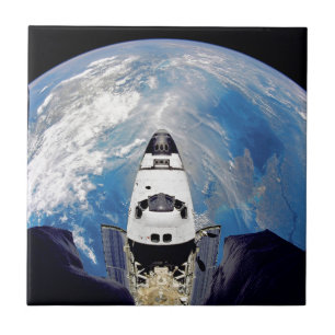 Vista olho de peixe do Ônibus Espacial Atlantis em