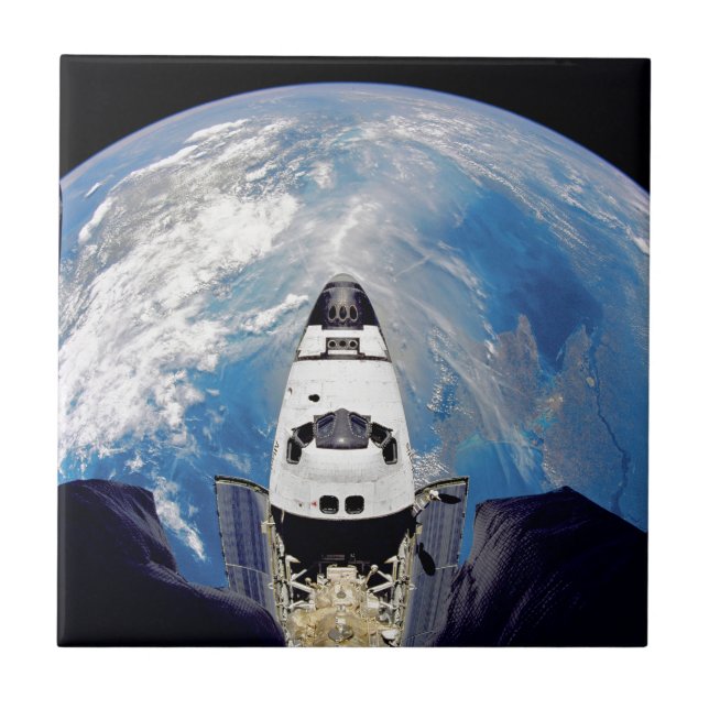 Vista olho de peixe do Ônibus Espacial Atlantis em (Frente)