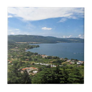 Vista panorâmica de Bracciano do lago