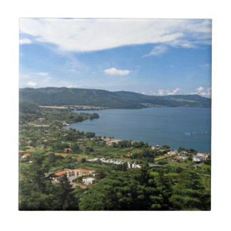 Vista panorâmica de Bracciano do lago