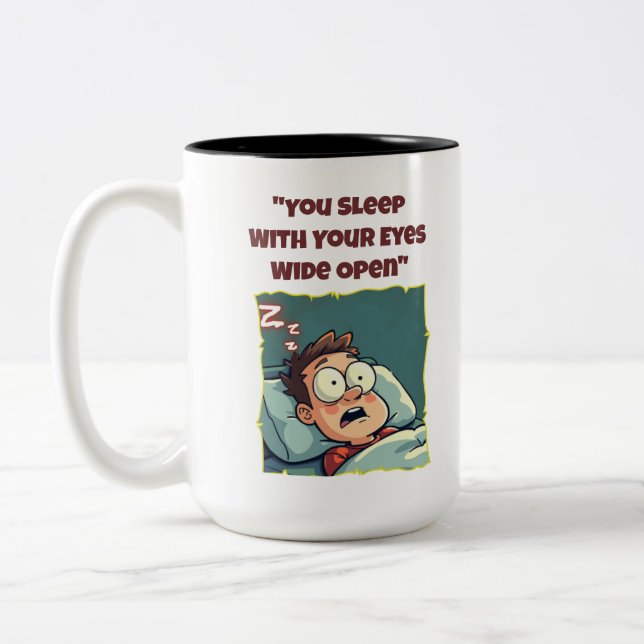 Você Dorme Com Os Olhos Abertos, Engraçada Caneca  (Esquerda)