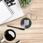 Você é linda chaveiro de texto<br><div class="desc">Uma garota segurando uma folha de papel com a palavra "Você é bonita", inspiradora gentileza e otimismo. Perfeito para amigos, família e colegas de trabalho, nosso design adicionará algum caráter aos seus produtos Zazzle favoritos. Clique no botão personalizar para personalizá-lo com seu texto ou nome.</div>