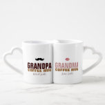 vovô e vovó amam caneca com seus nomes<br><div class="desc">Para ele: uma ilustração da caneca de café com as palavras "caneca de café GRANDPA" e um pequeno bigode,  com o seu nome. A outra caneca: a mesma design,  com a palavra GRANDMA e lábios cor-de-rosa,  e seu nome. Uma ideia excelente para seus melhores avós</div>