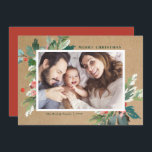 Watercolor Hollies Kraft Paper Foto Botânica<br><div class="desc">Envie seus cartões de natal queridos nesta temporada com esta riscada carta horizontal de fotos de feriado. Apresenta colores de aquarelas, sotaques de folha de ouro falsos, padrões de férias festivos correspondentes, fundo de papel kraft falso e tipografia moderna. Os textos são perfeitamente editáveis. Personalize este cartão com fotos de...</div>