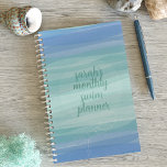 Waves de Aquarela Sereia Planejador de Natação Men<br><div class="desc">Planeador mensal de aqua e de aquarelas lilás adequado para todos os nadadores. Apenas adicione seu nome</div>