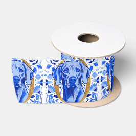 Weimaraner espiando através da letra "O" em Ouro