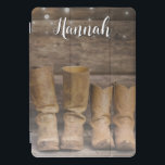 West Cowboy Boots Russo Barn Monograma<br><div class="desc">Esta capa de ipad divertida e rústica apresenta dois pares de botas de cowboy e uma parede de cabana com luzes de cordas. Para o amante ocidental ou equino. Criada pela Simplesmente Farmhouse Press; foto de Melanie Mauer no Unsplash.</div>