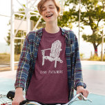 White Adirondack Cadeira Personalizada Souvenir<br><div class="desc">Adicione o nome do seu local de férias favorito ou um slogan divertido para criar sua própria t-shirt gráfica personalizada. Esta árvore ilustra uma cadeira de Adirondack de madeira em branco e seu próprio texto abaixo.</div>