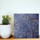White E Azul Vintage, Branco<br><div class="desc">Design de azulejo de cerâmica linda e única,  com cor damasco de safra em um fundo azul-escuro,  com aspecto de pedra.</div>