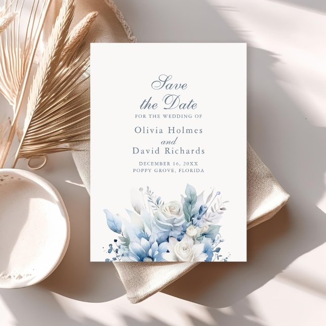 Wildfower Azul Moderno Salve o Cartão de Data (Modern Dusty Blue Wildfower Save the Date Card on a sunny boho table.)